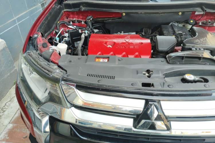 Used Mitsubishi Outlander 2018 2.4L 4x4 Elite Edition 5 Seats Engine Bay Right
