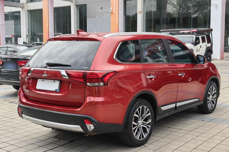 Used Mitsubishi Outlander 2018 2.4L 4x4 Luxury Edition 7-Seater Exterior 4