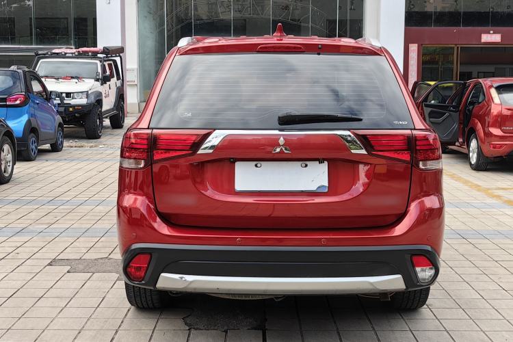 Used Mitsubishi Outlander 2018 2.4L 4x4 Luxury Edition 7-Seater Exterior 6