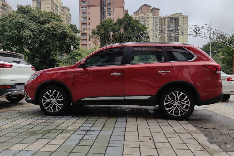Used Mitsubishi Outlander 2018 2.4L 4x4 Luxury Edition 7-Seater Exterior 7