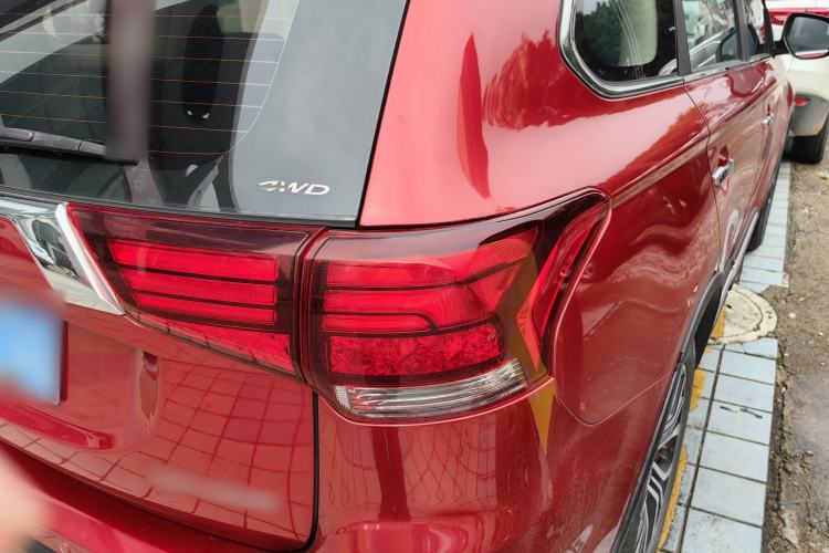 Used Mitsubishi Outlander 2018 2.4L 4x4 Luxury Edition 7-Seater Exterior 8