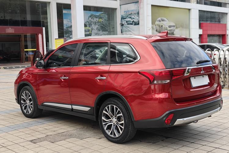Used Mitsubishi Outlander 2018 2.4L 4x4 Luxury Edition 7-Seater Exterior 9