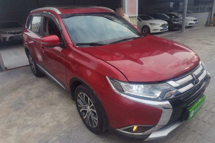 Used Mitsubishi Outlander 2018 2.0L Two-Wheel Drive Glory Edition 5 Seats Front Right 45 Deg