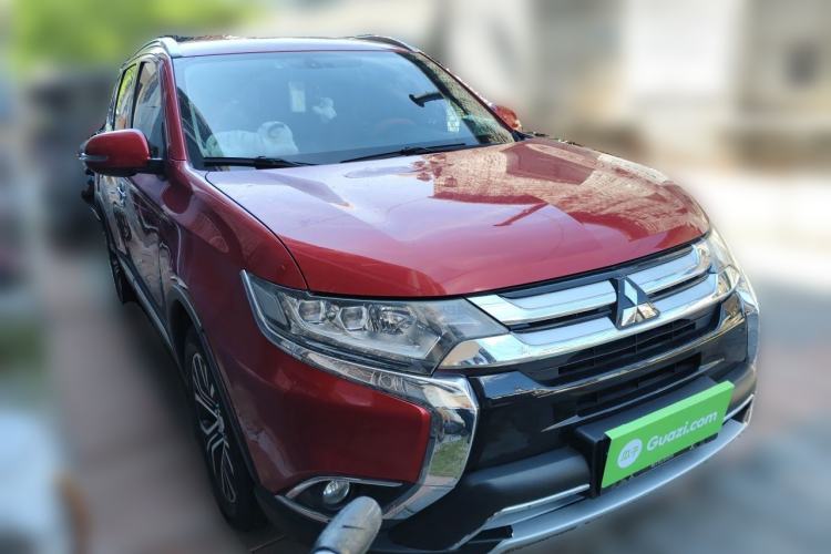 Used Mitsubishi Outlander 2018 2.4L 4x4 Elite Edition 5 Seats Front Right 45 Deg