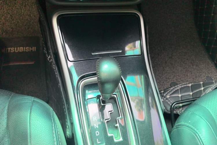 Used Mitsubishi Outlander 2018 2.4L 4x4 Elite Edition 5 Seats Gear Lever