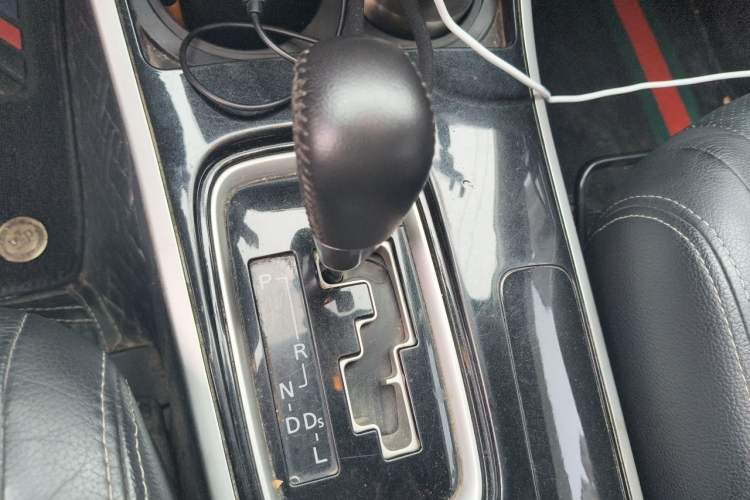 Used Mitsubishi Outlander 2018 2.0L Two-Wheel Drive Glory Edition 5 Seats Gear Lever