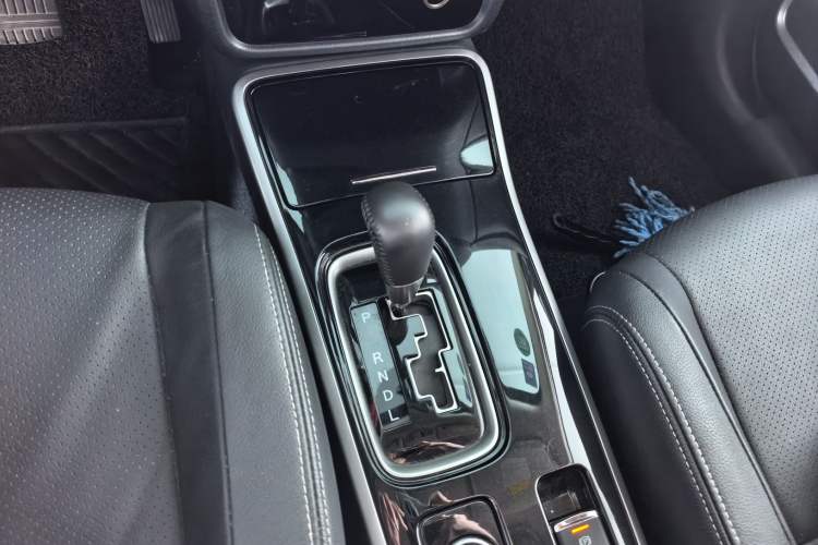 Used Mitsubishi Outlander 2018 2.4L 4x4 Elite Edition 5 Seats Gear Lever