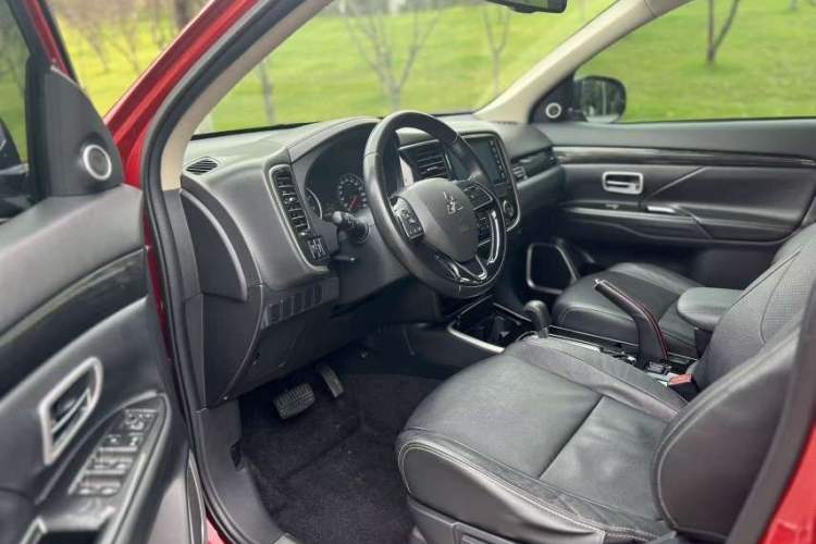 Used Mitsubishi Outlander 2018 2.0L Two-Wheel Drive Glory Edition 5 Seats Interior 1