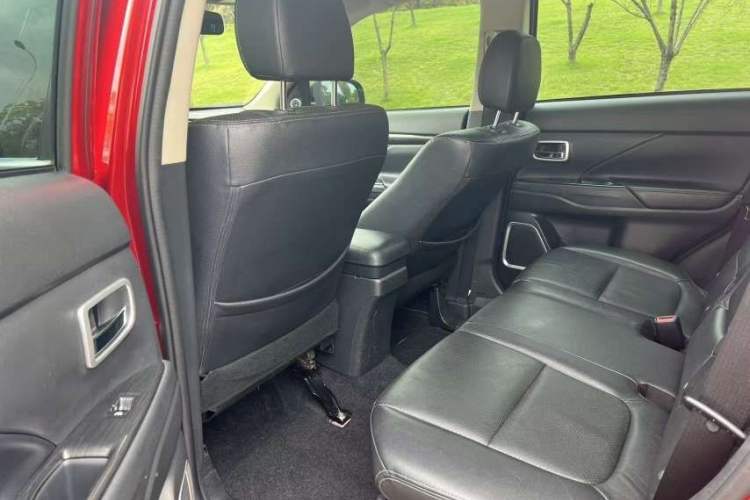 Used Mitsubishi Outlander 2018 2.0L Two-Wheel Drive Glory Edition 5 Seats Interior 2