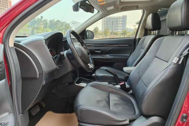 Used Mitsubishi Outlander 2018 2.0L Two-Wheel Drive Glory Edition 5 Seats Interior 2