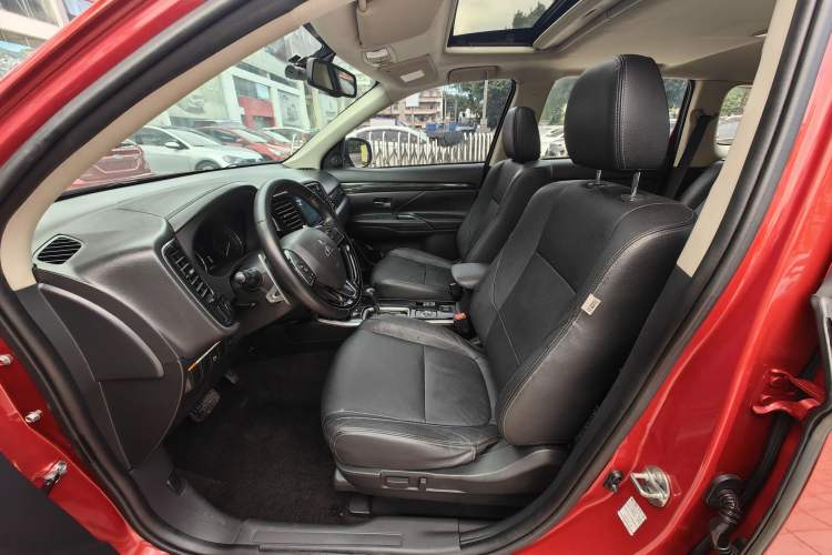Used Mitsubishi Outlander 2018 2.4L 4x4 Luxury Edition 7-Seater Interior 2