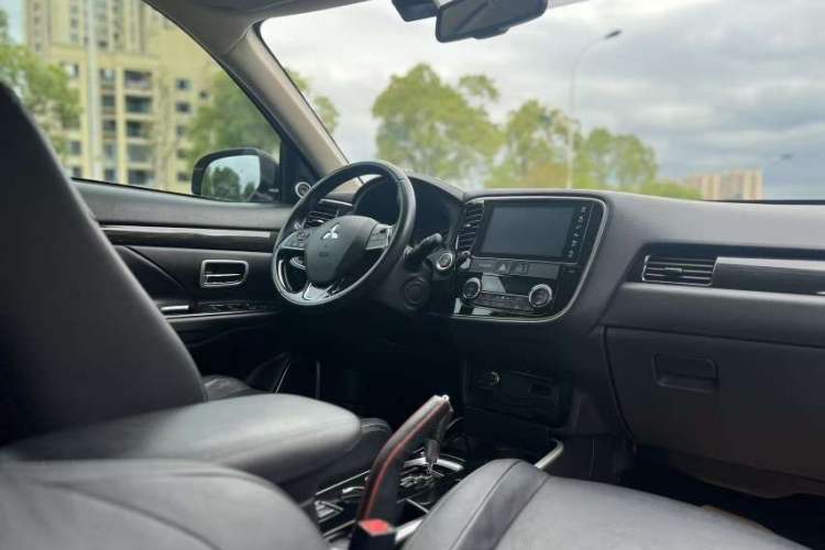 Used Mitsubishi Outlander 2018 2.0L Two-Wheel Drive Glory Edition 5 Seats Interior 3