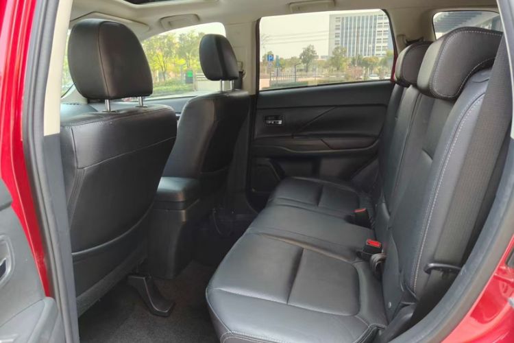Used Mitsubishi Outlander 2018 2.0L Two-Wheel Drive Glory Edition 5 Seats Interior 3