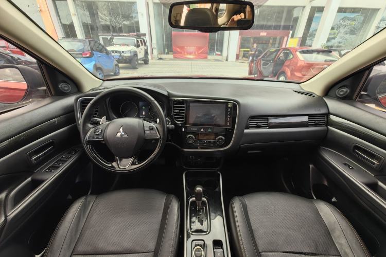 Used Mitsubishi Outlander 2018 2.4L 4x4 Luxury Edition 7-Seater Interior 3