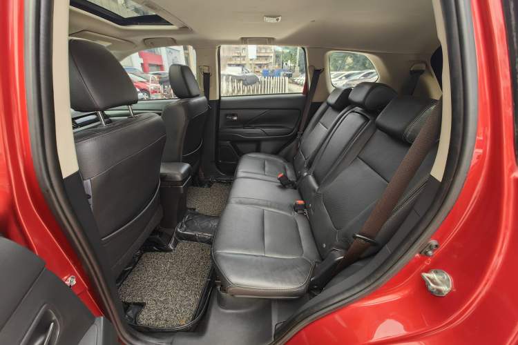 Used Mitsubishi Outlander 2018 2.4L 4x4 Luxury Edition 7-Seater Interior 4