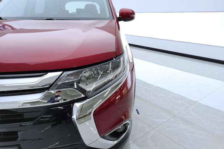 Used Mitsubishi Outlander 2018 2.4L 4x4 Elite Edition 5 Seats Left Front Headlight