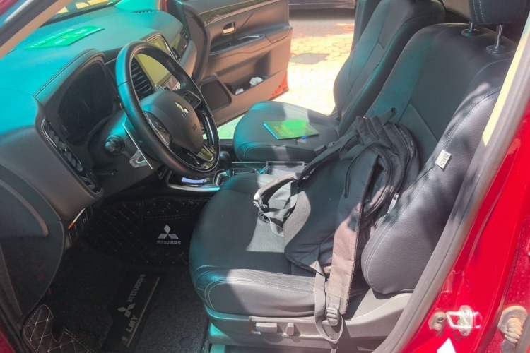 Used Mitsubishi Outlander 2018 2.4L 4x4 Elite Edition 5 Seats Left Front Seat