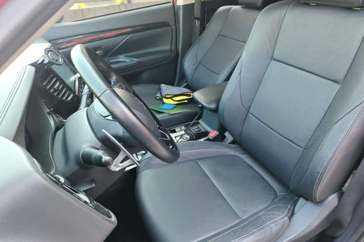 Used Mitsubishi Outlander 2018 2.4L 4x4 Elite Edition 5 Seats Left Front Seat