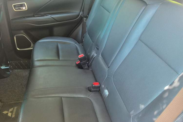 Used Mitsubishi Outlander 2018 2.4L 4x4 Elite Edition 5 Seats Left Rear Seat