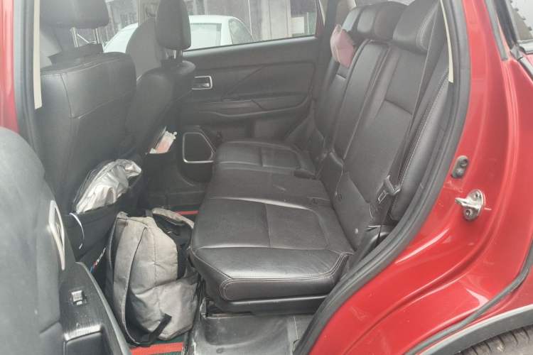 Used Mitsubishi Outlander 2018 2.0L Two-Wheel Drive Glory Edition 5 Seats Left Rear Seat