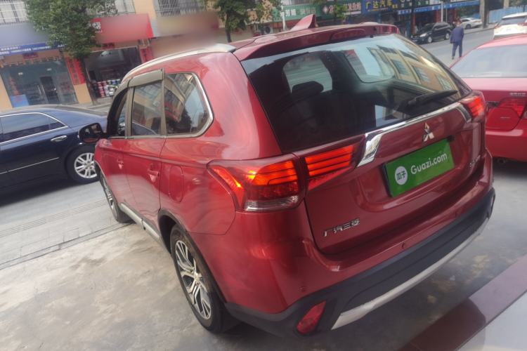 Used Mitsubishi Outlander 2018 2.0L Two-Wheel Drive Glory Edition 5 Seats Left Side