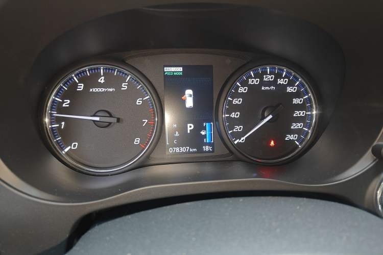 Used Mitsubishi Outlander 2018 2.4L 4x4 Elite Edition 5 Seats Odometer Close Up