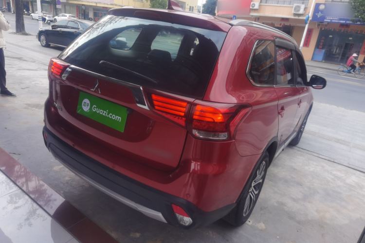 Used Mitsubishi Outlander 2018 2.0L Two-Wheel Drive Glory Edition 5 Seats Rear Right 45 Deg