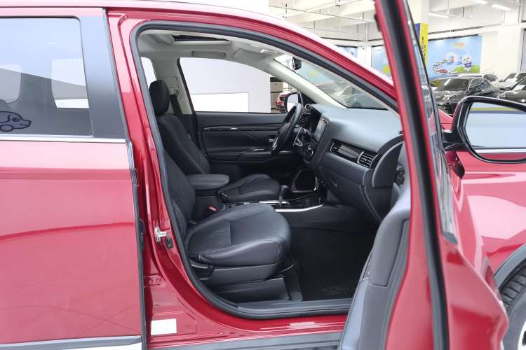 Used Mitsubishi Outlander 2018 2.4L 4x4 Elite Edition 5 Seats Right Front Seat