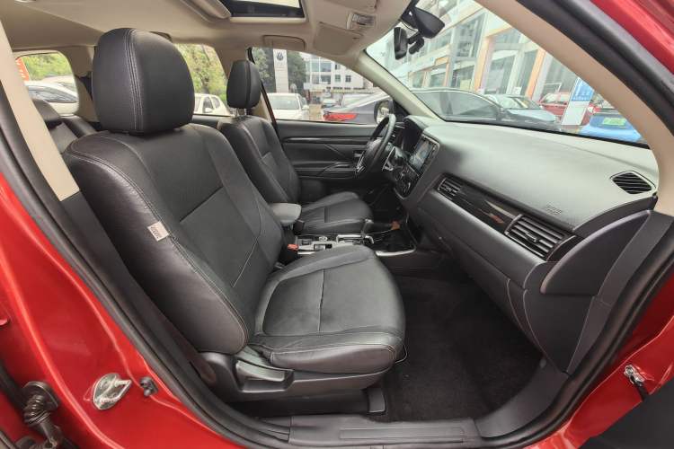 Used Mitsubishi Outlander 2018 2.4L 4x4 Luxury Edition 7-Seater Right Front Seat