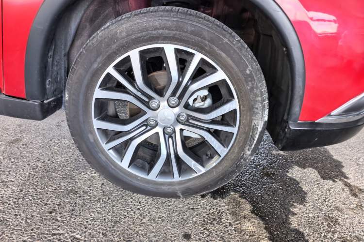 Used Mitsubishi Outlander 2018 2.4L 4x4 Elite Edition 5 Seats Right Front Wheel Hub