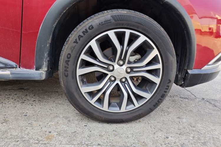 Used Mitsubishi Outlander 2018 2.4L 4x4 Elite Edition 5 Seats Right Front Wheel Hub