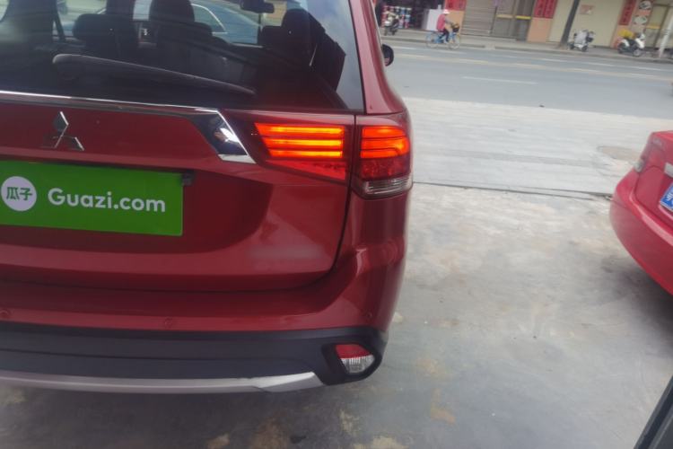 Used Mitsubishi Outlander 2018 2.0L Two-Wheel Drive Glory Edition 5 Seats Right Rear Taillight