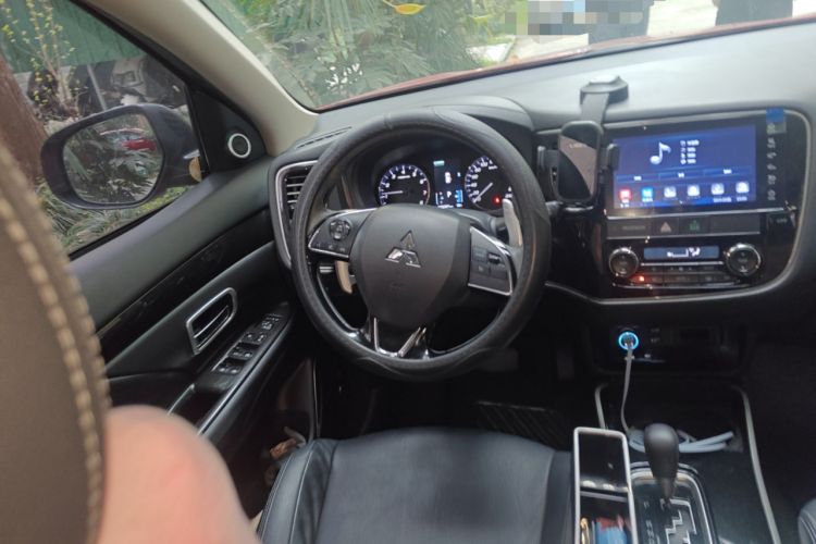 Used Mitsubishi Outlander 2018 2.4L 4x4 Elite Edition 5 Seats Steering Wheel