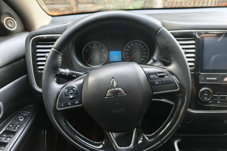 Used Mitsubishi Outlander 2018 2.0L Two-Wheel Drive Glory Edition 5 Seats Steering Wheel