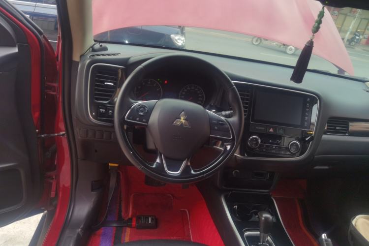 Used Mitsubishi Outlander 2018 2.0L Two-Wheel Drive Glory Edition 5 Seats Steering Wheel