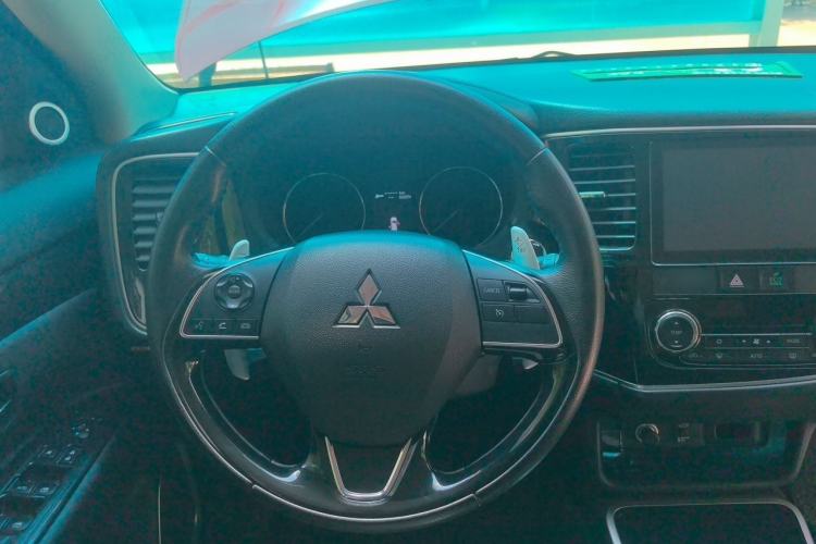 Used Mitsubishi Outlander 2018 2.4L 4x4 Elite Edition 5 Seats Steering Wheel