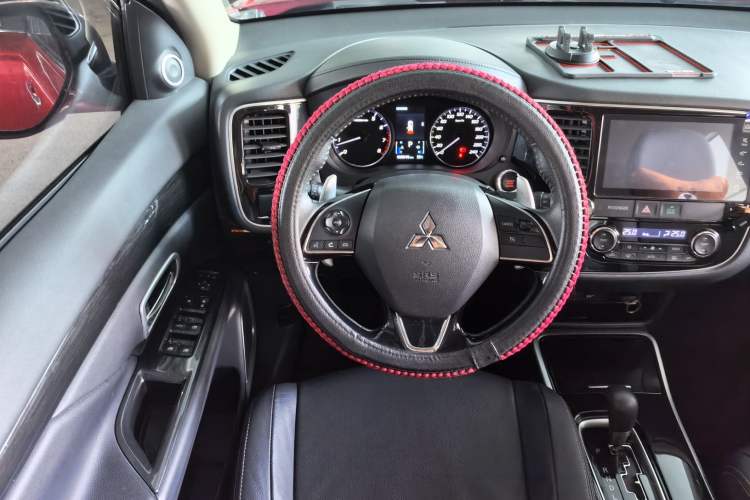 Used Mitsubishi Outlander 2018 2.4L 4x4 Elite Edition 5 Seats Steering Wheel