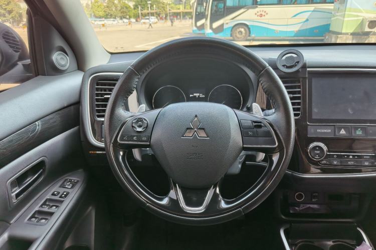Used Mitsubishi Outlander 2018 2.4L 4x4 Elite Edition 5 Seats Steering Wheel