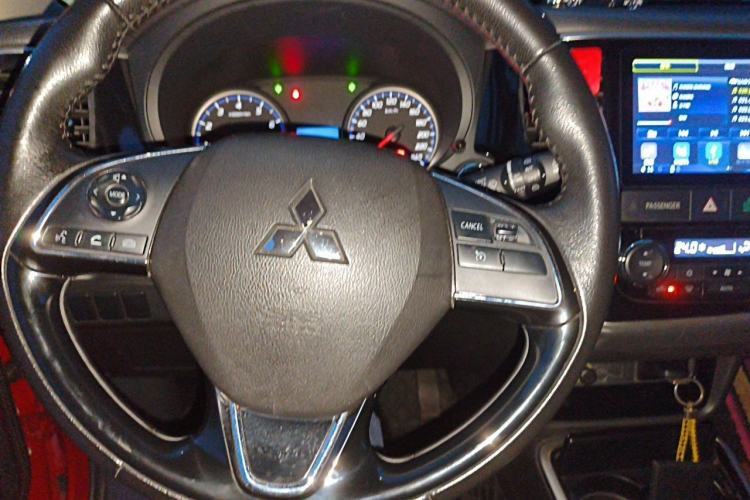 Used Mitsubishi Outlander 2018 2.0L Two-Wheel Drive Glory Edition 5 Seats Steering Wheel