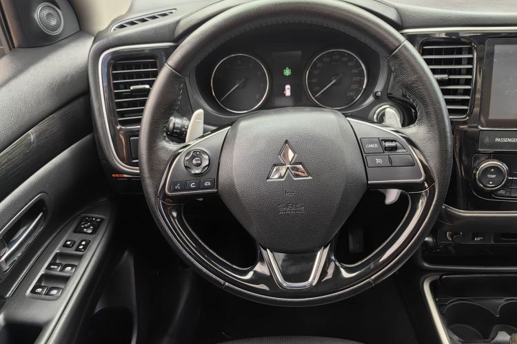 Used Mitsubishi Outlander 2018 2.4L 4x4 Luxury Edition 7-Seater Steering Wheel