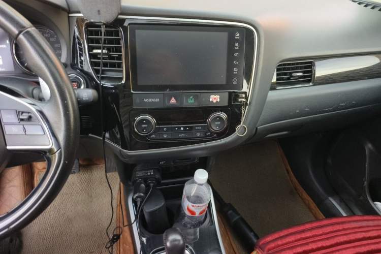 Used Mitsubishi Outlander 2018 2.4L 4x4 Elite Edition 5 Seats Audio And AC Panel