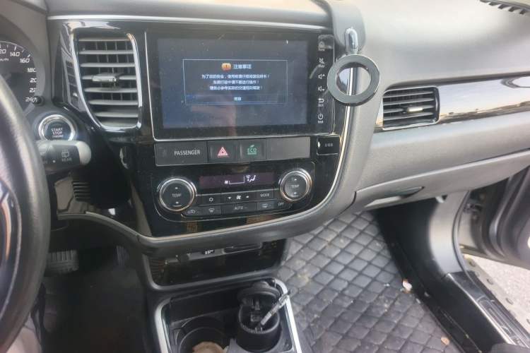 Used Mitsubishi Outlander 2018 2.4L 4x4 Elite Edition 5 Seats Audio And AC Panel