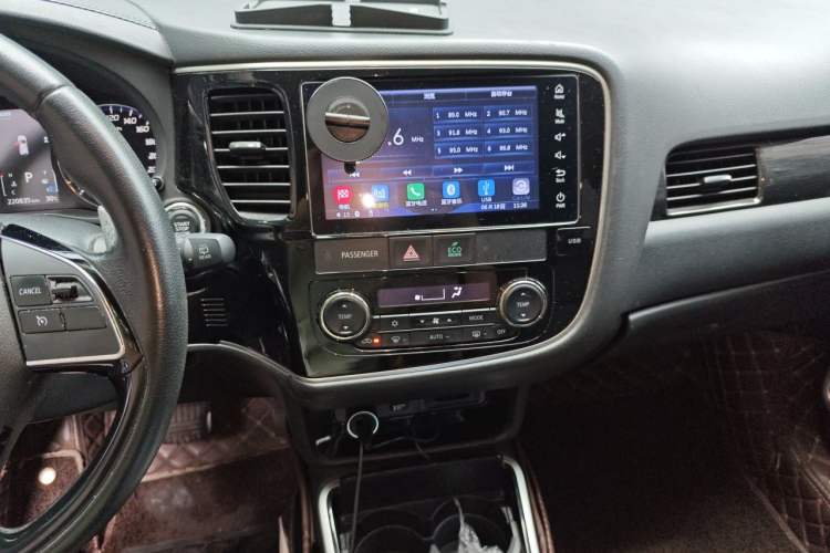 Used Mitsubishi Outlander 2018 2.4L 4x4 Elite Edition 5 Seats Audio And AC Panel