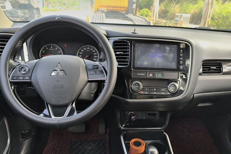 Used Mitsubishi Outlander 2018 2.0L Two-Wheel Drive Glory Edition 5 Seats Center Console
