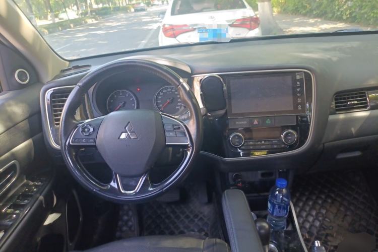 Used Mitsubishi Outlander 2018 2.0L Two-Wheel Drive Glory Edition 5 Seats Center Console