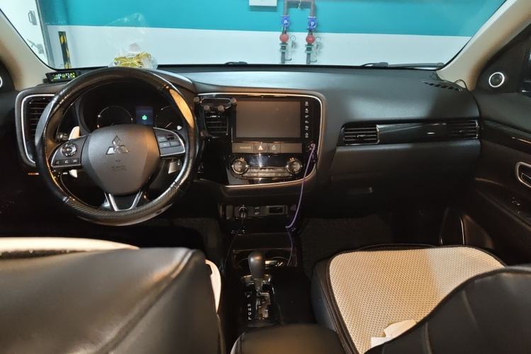 Used Mitsubishi Outlander 2018 2.4L 4x4 Luxury Edition 7-Seater Center Console
