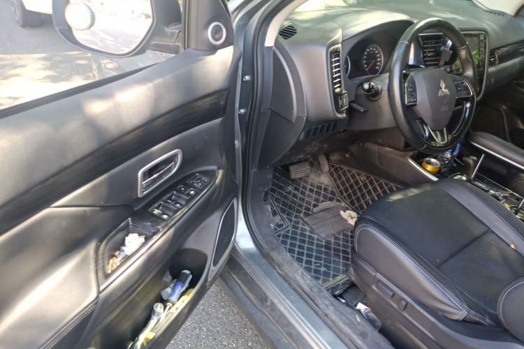 Used Mitsubishi Outlander 2018 2.0L Two-Wheel Drive Glory Edition 5 Seats Driver Seat