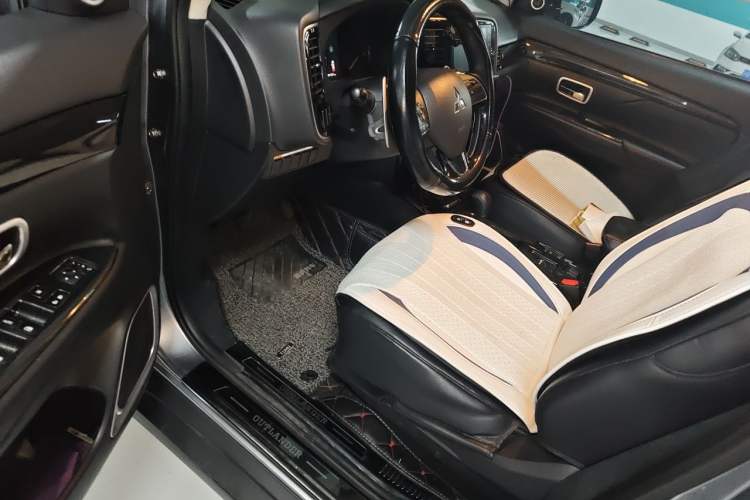 Used Mitsubishi Outlander 2018 2.4L 4x4 Luxury Edition 7-Seater Driver Seat