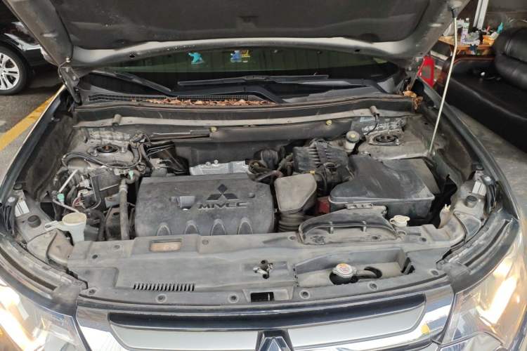 Used Mitsubishi Outlander 2018 2.0L Two-Wheel Drive Glory Edition 5 Seats Engine Bay