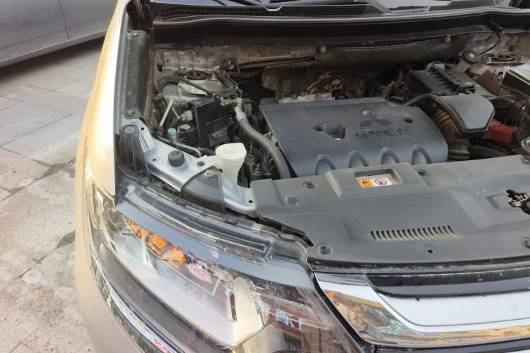 Used Mitsubishi Outlander 2018 2.4L 4x4 Elite Edition 5 Seats Engine Bay Right